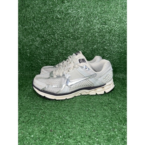 Nike Vomero 5 Women Size 8 Photon Dust Metallic Silver Shoes Sneakers FD0884-025 - Picture 4 of 9